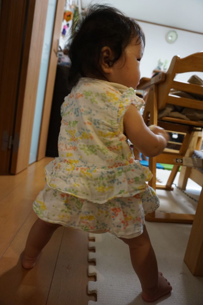 独り立ちする8ヶ月児